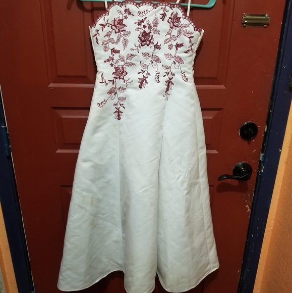 Size 8 David's bridal strapless wedding dress - Picture 1 of 3